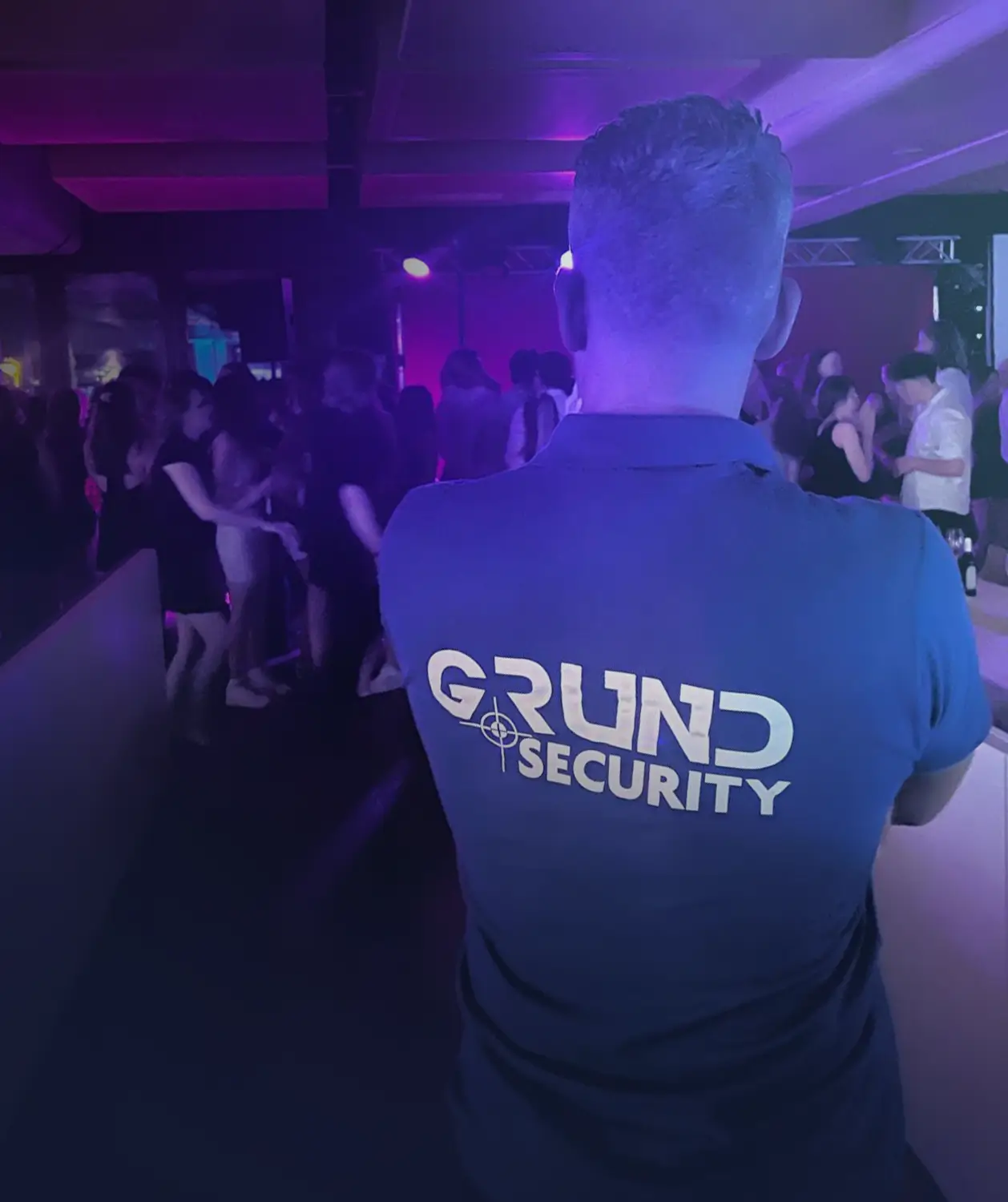 Event-Sicherheit im Club sorgt für geregelten Einlass, Präsenz im Innenbereich und Schutz der Gäste.