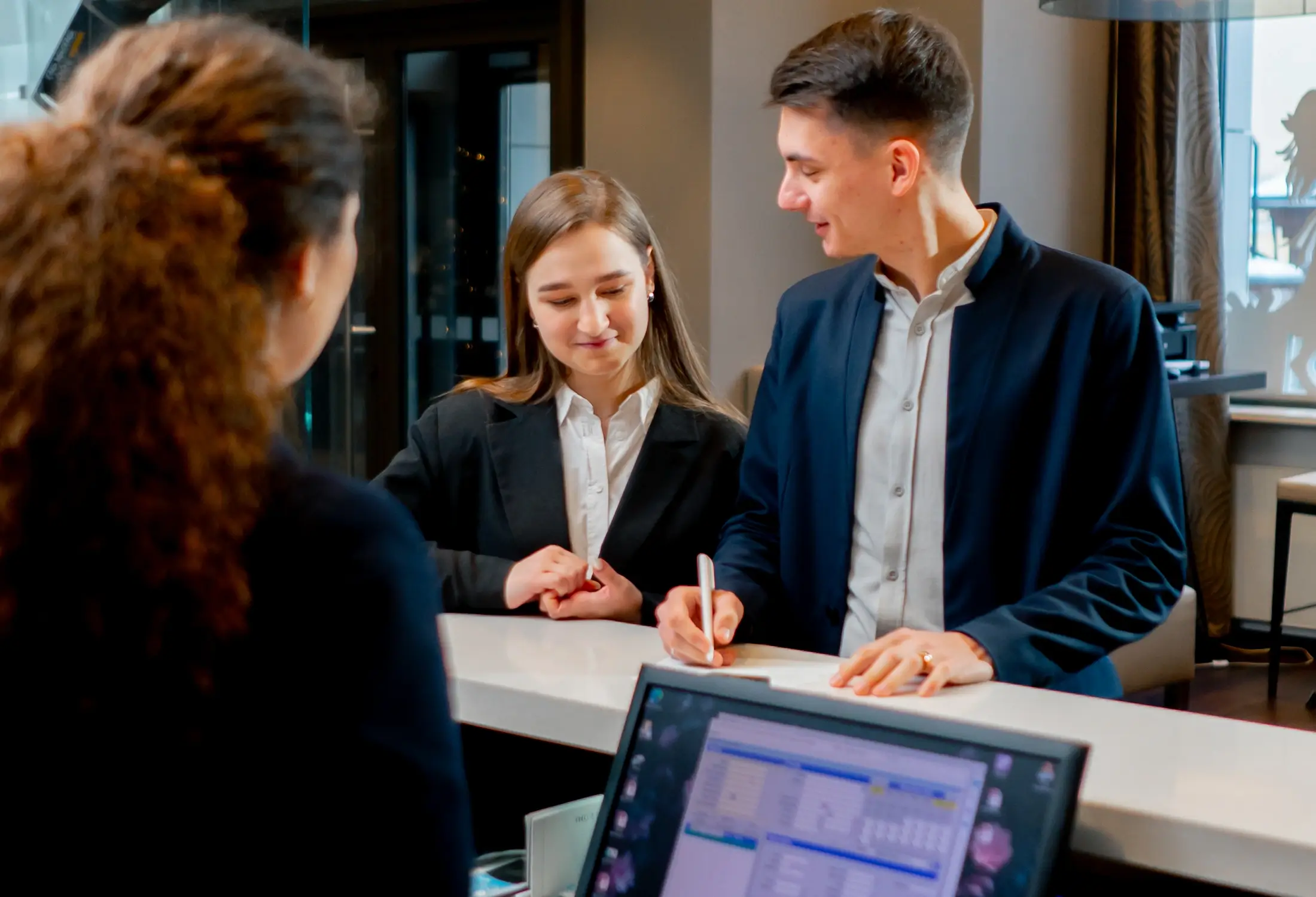 Professioneller Hotelempfangsdienst am Check-in – diskret, serviceorientiert und sicher.