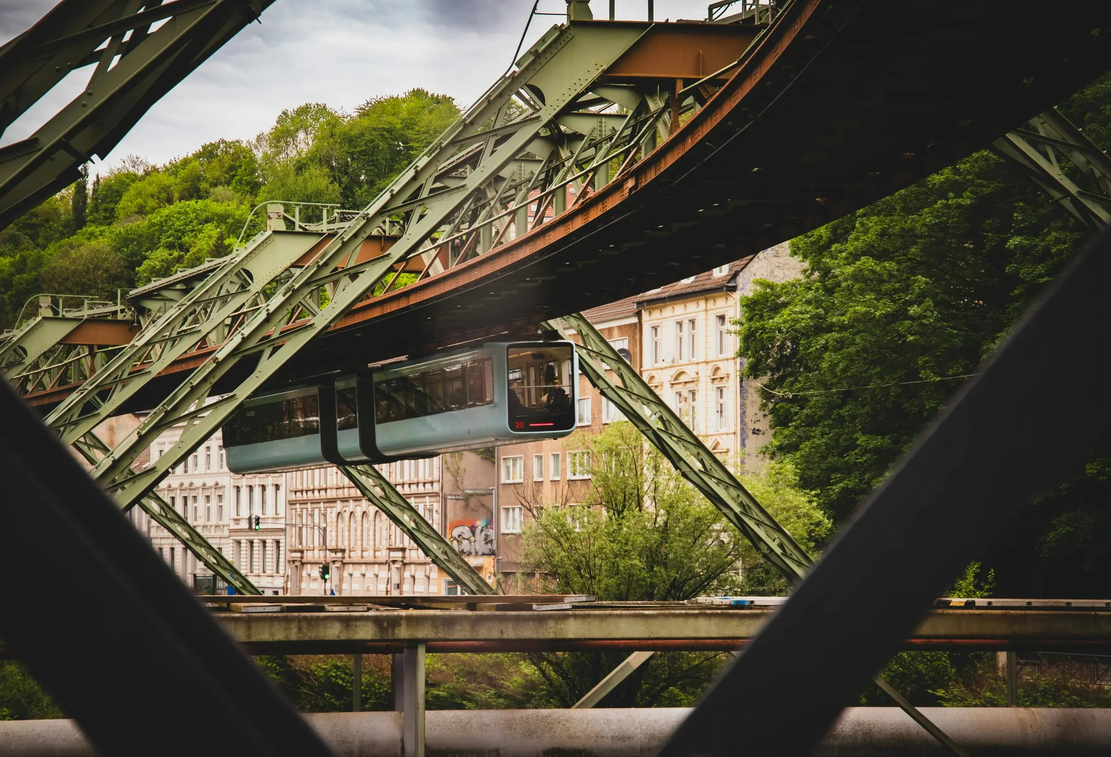 Schwebebahn in Wuppertal als markantes Motiv im Einsatzgebiet des Sicherheitsdienst Wuppertal für Unternehmen.