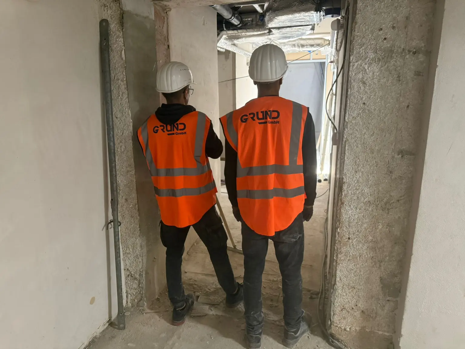 Bauhelfer bei der Arbeit.