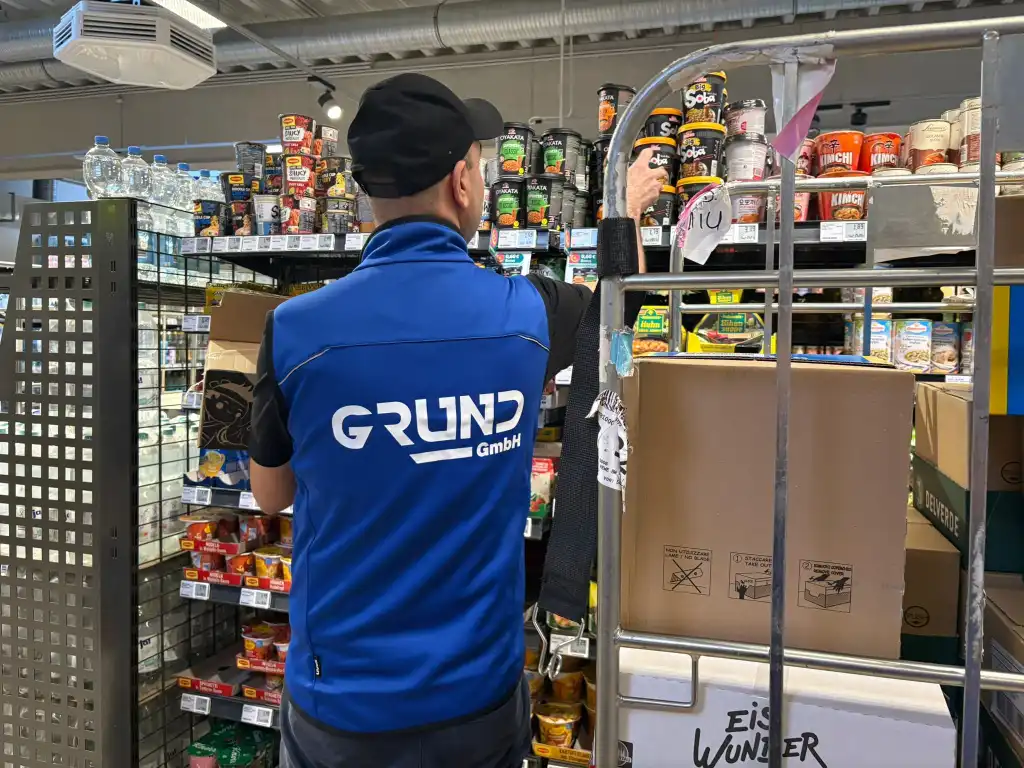 Grund GmbH – erfahrene Fachkräfte beim Regalservice und in der Verpackung für Logistikzentren.