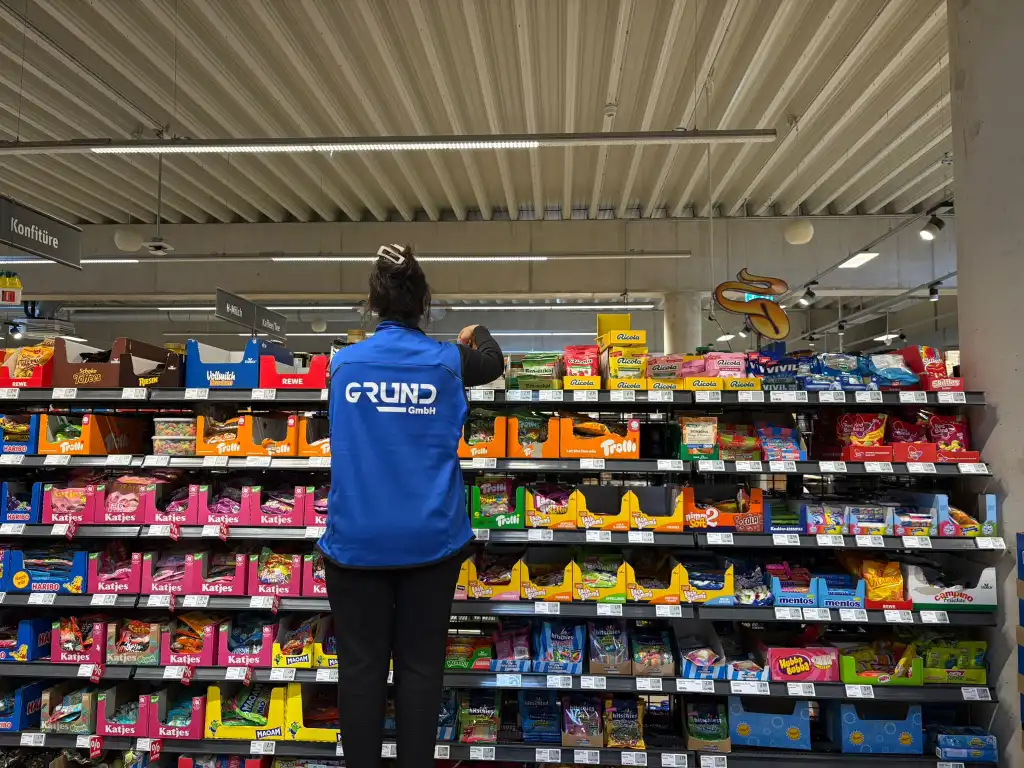 Zuverlässige Mitarbeiter der Grund GmbH beim Regalservice in einem Supermarkt in NRW.